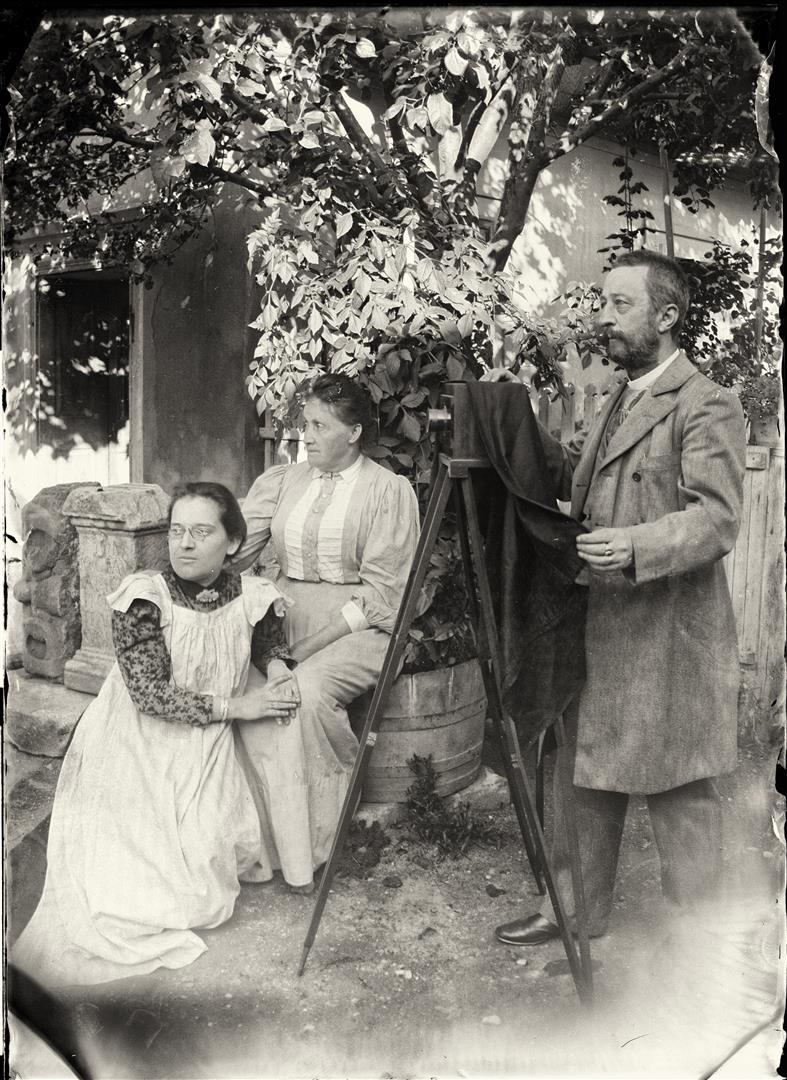 Fotograful Adalbert Cserni, împreunǎ cu soția Térez și fiica Ágnes , în curtea locuinței sale.