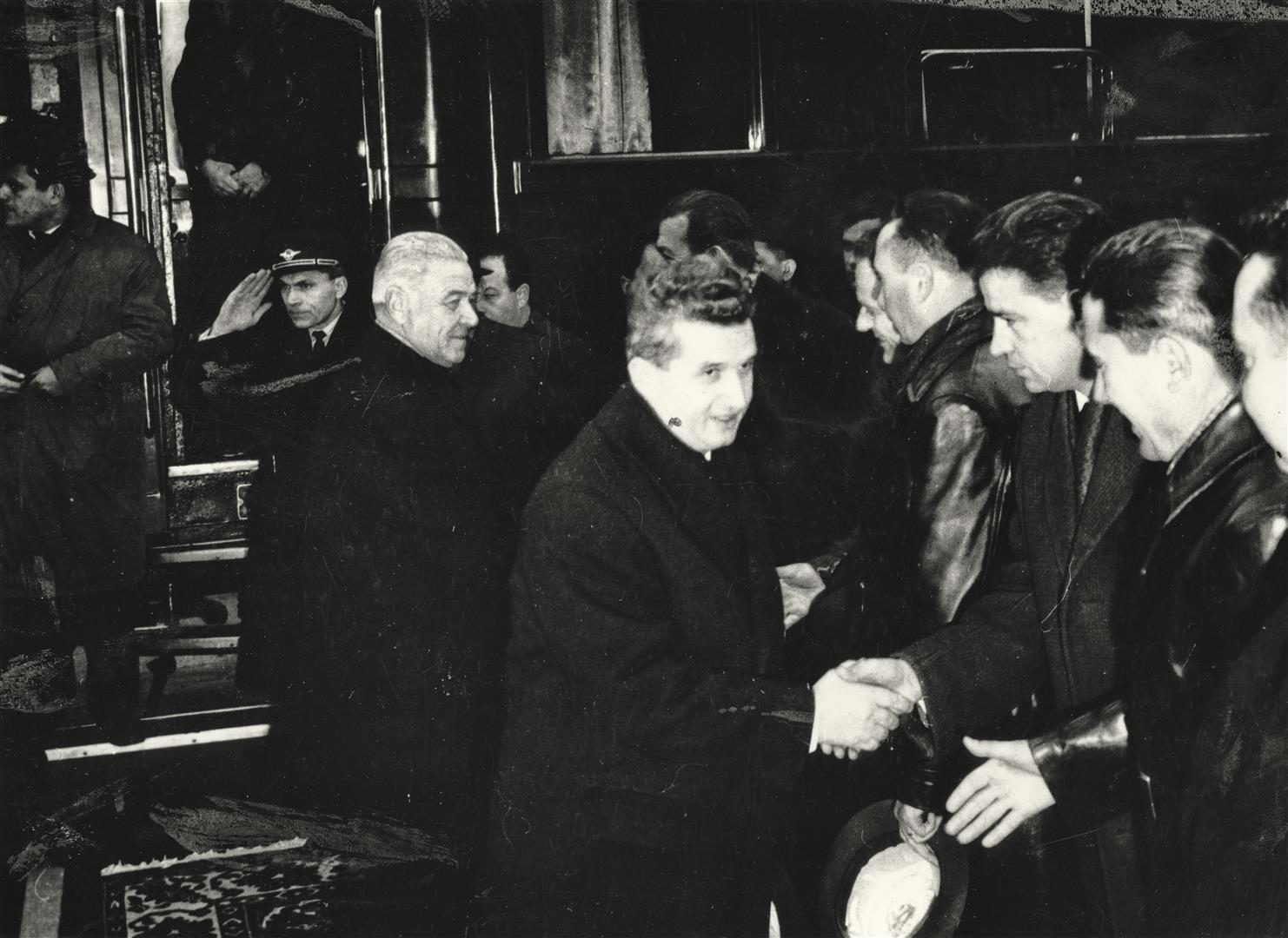 Nicolae Ceauşescu şi Ion Gheorghe Maurer în gara din Alba Iulia.