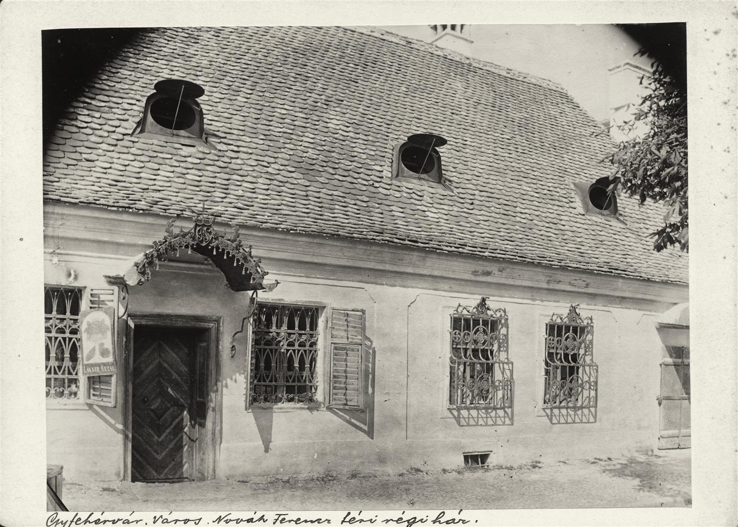 „Casa veche”, prăvălie aparținând lui  Antal Lakner, situată în piața Ferencz Novák (Novák Ferencz tér) la sfârșitul sec. XIX.