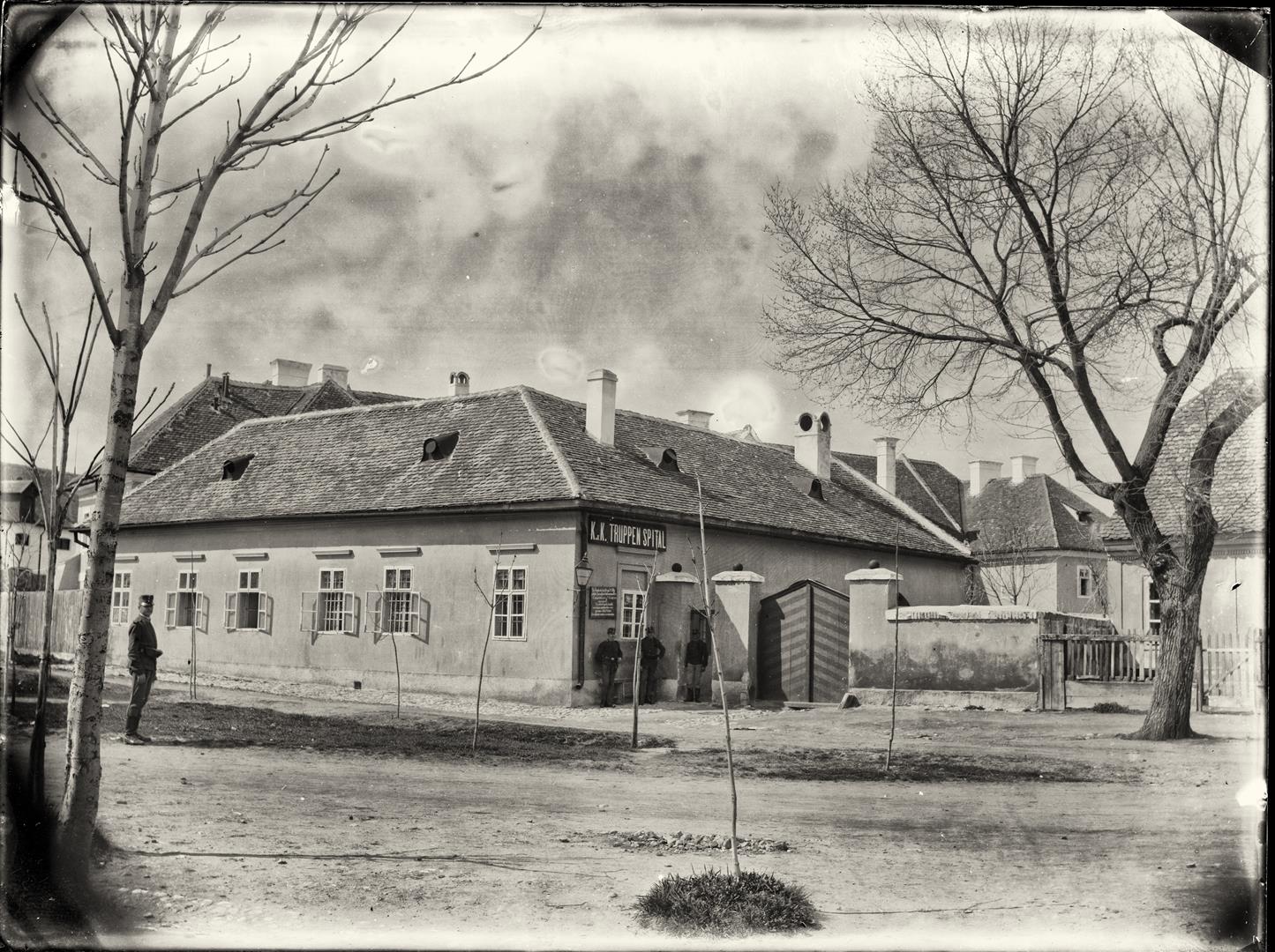Intrarea Spitalului Militar (aproximativ 1900).