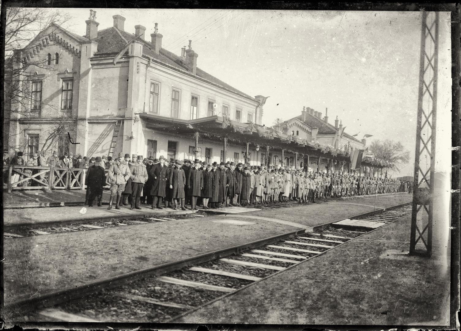 Clădirea și peronul gării din Alba Iulia în timpul vizitei generalului Berthelot (1919).