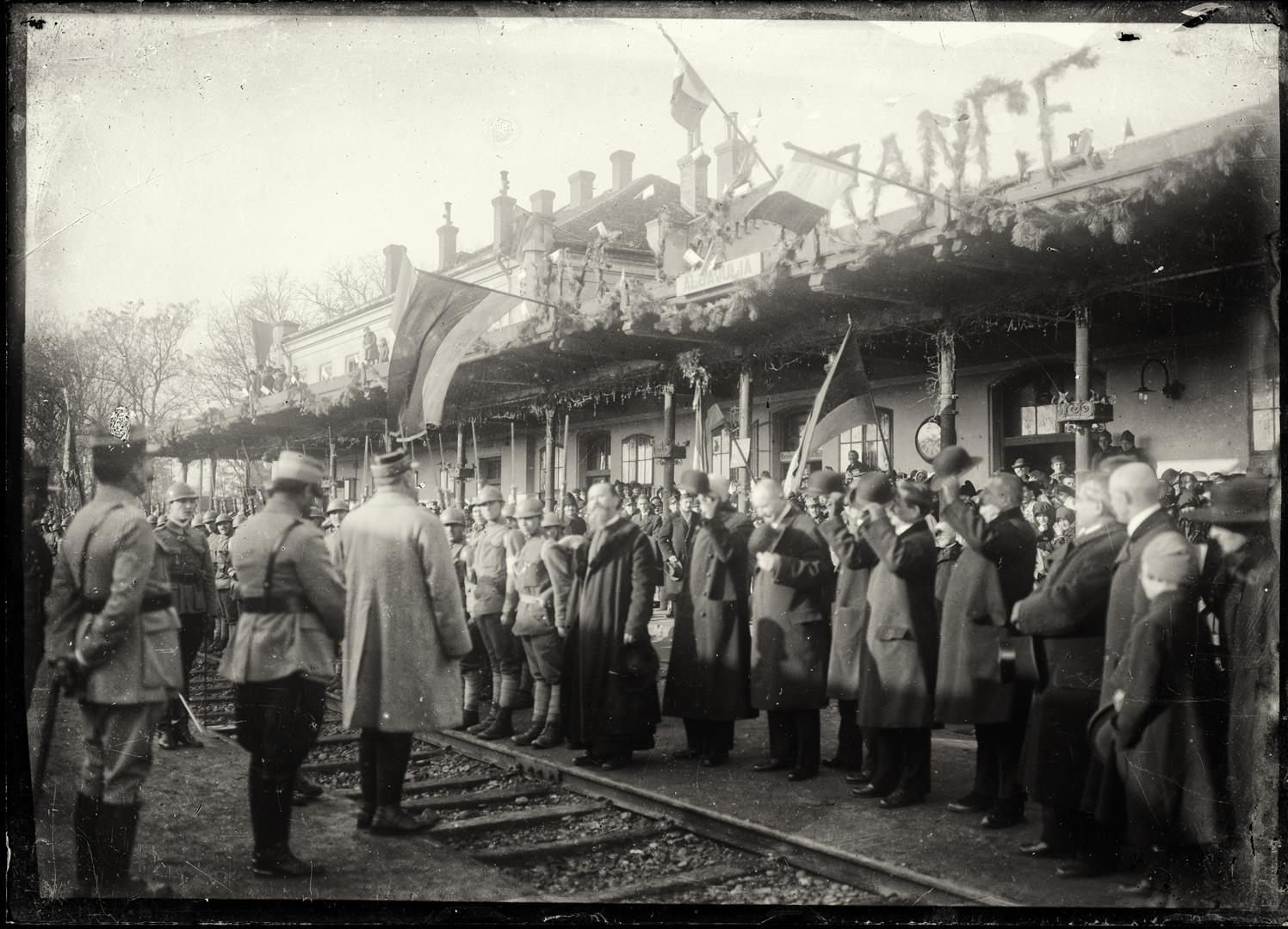 Generalul Berthelot la sosirea în gara din Alba Iulia (1919).