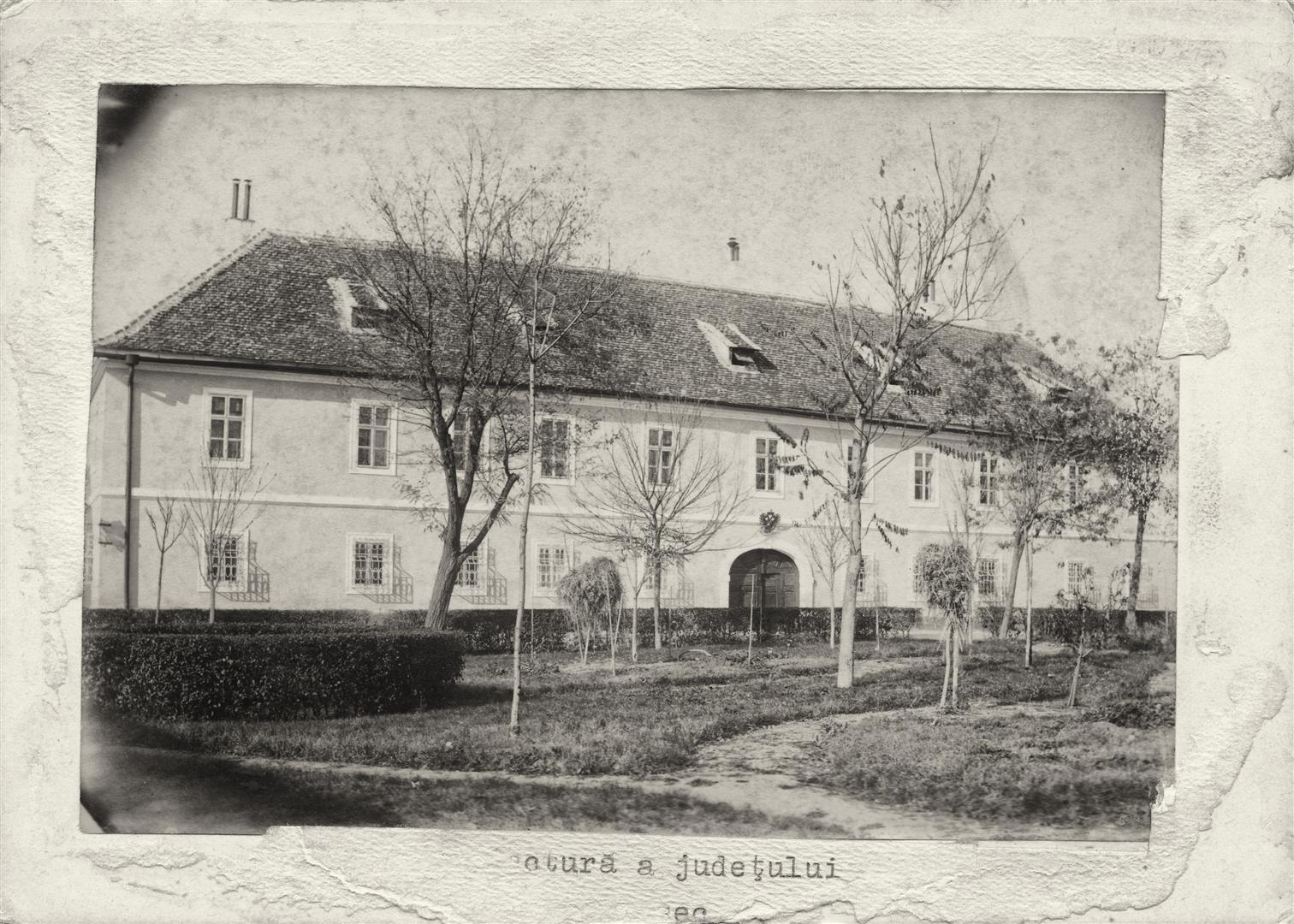 O vedere asupra fațadei estice a Casei Scaunelor Săsești, ȋn jurul anului 1900.