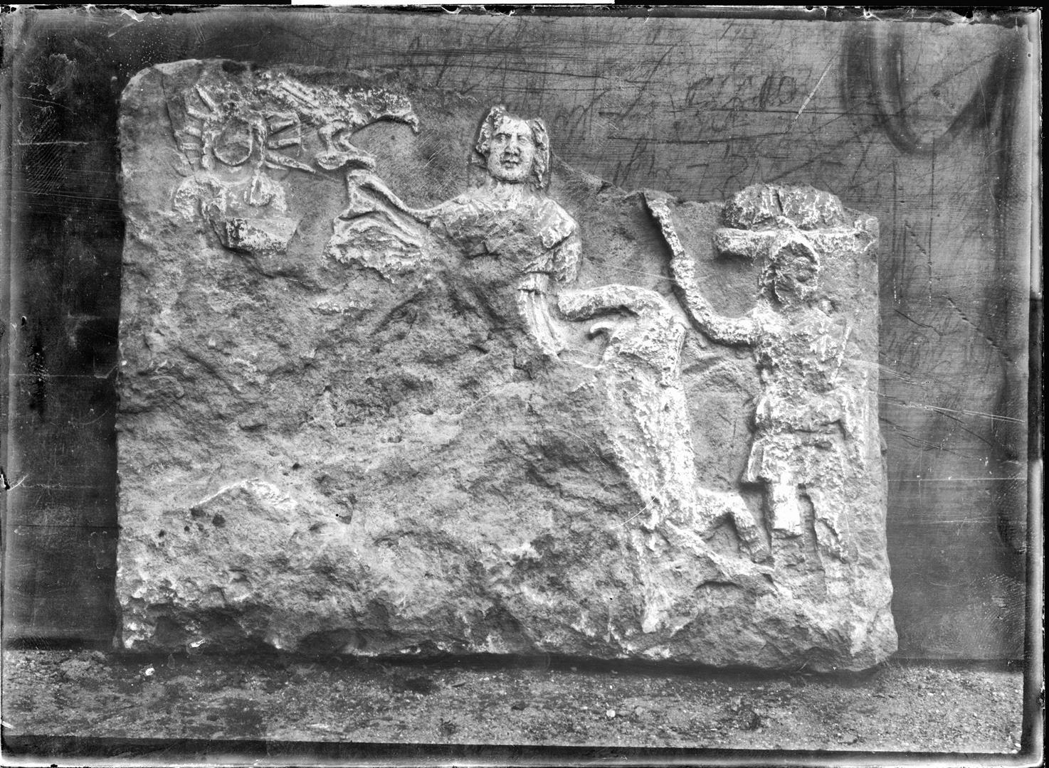 Relief mithraic de la Apulum, fotografie de A. Cserni, anul 1905.