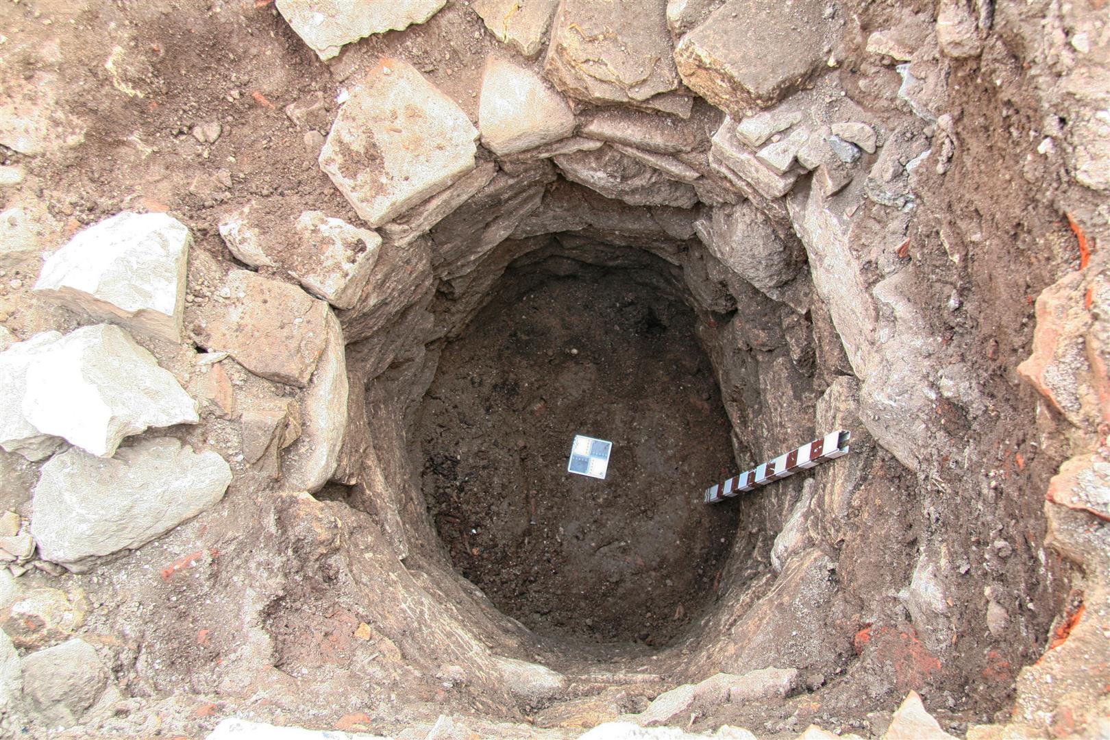 Fântână descoperită arheologic (probabil secolul al XVI-lea) în curtea Universităţii „1 Decembrie 1918” din Alba Iulia (inedit).
