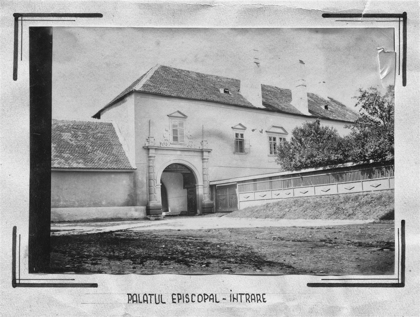 Faţada nordică a palatului episcopal, cu intrarea principală.