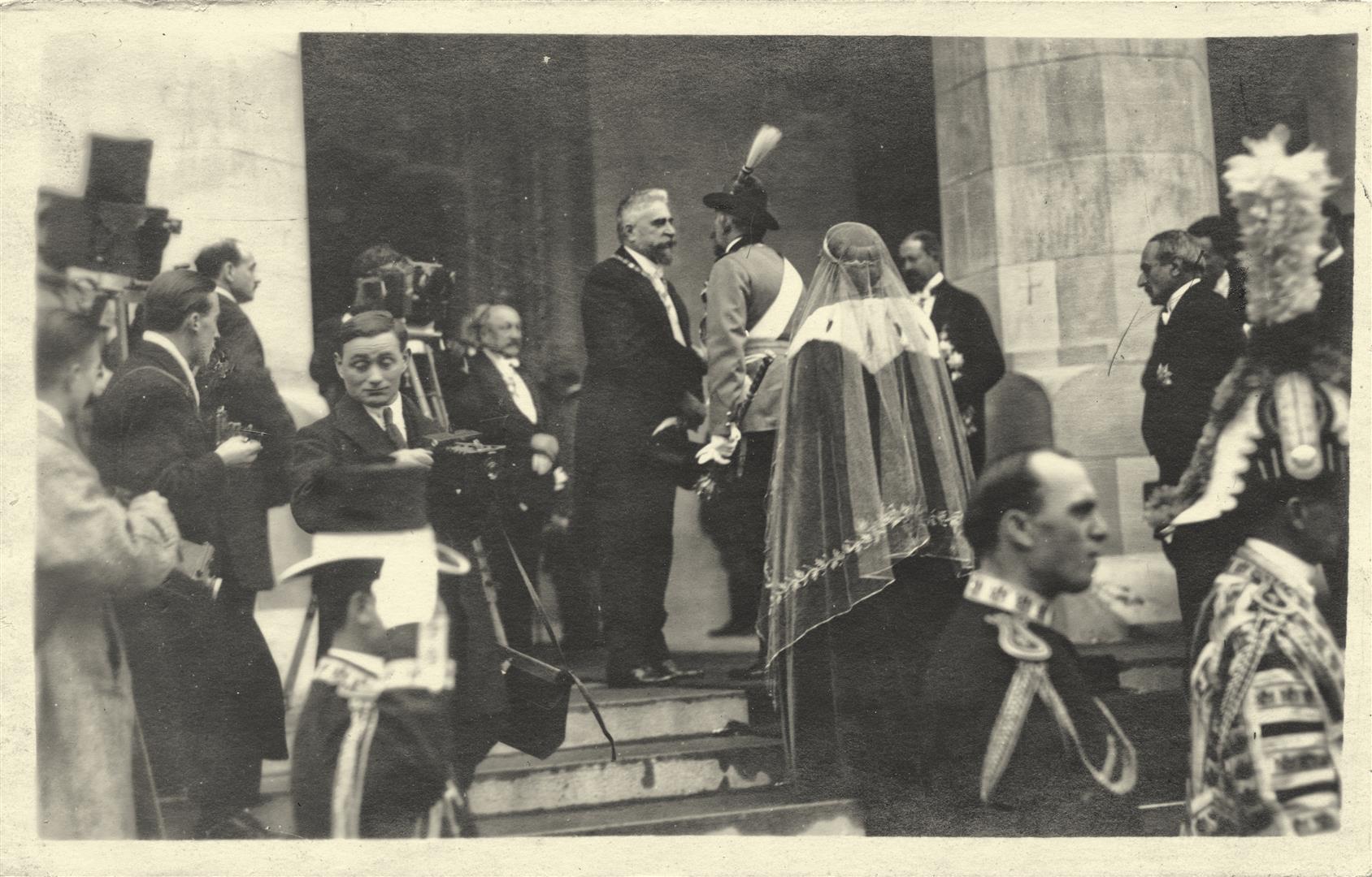 Regele Ferdinand şi Ion I. C. Brătianu, preşedintele Consiliului de Miniştri, în pridvorul catedralei încoronării (15 octombrie 1922).