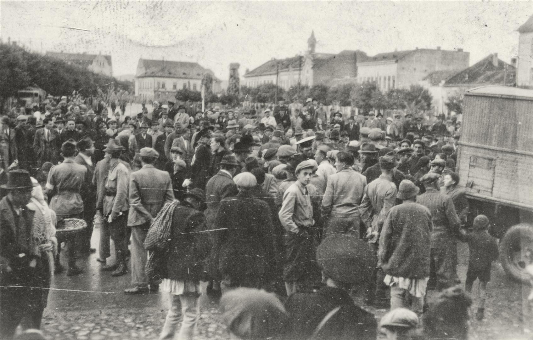 Aspect de la adunarea de la Alba Iulia, organizată cu prilejul venirii lui Petru Groza în Alba Iulia (1946).