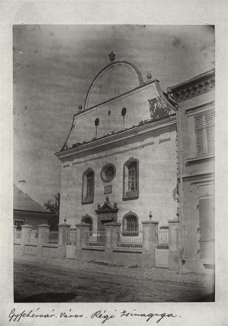 Sinagoga veche la începutul secolului XX.