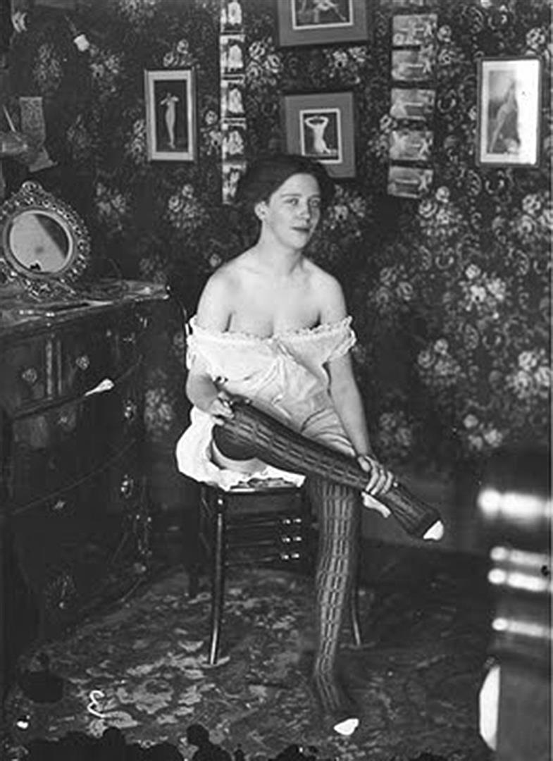 Imaginea unei prostituate la 1900.
