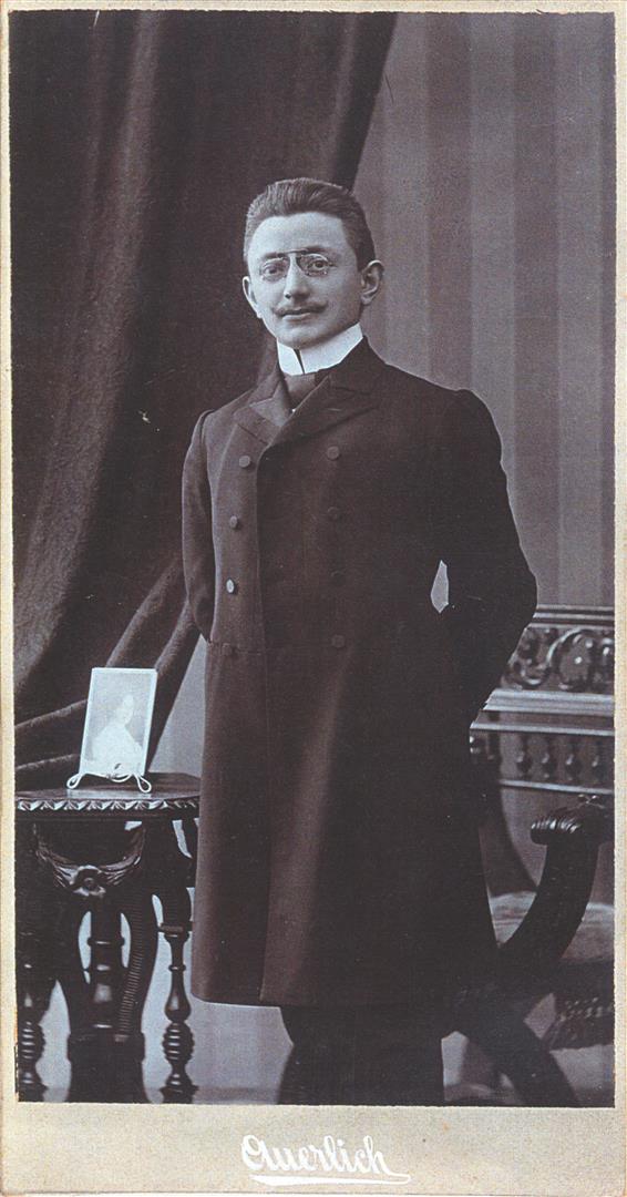 Camil Velican, portret fotografic din jurul anului 1903.