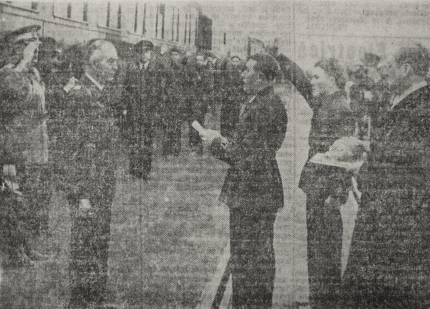 Întâmpinarea generalului Ion Antonescu cu pâine şi sare de către Aurel Bozdoc, primarul oraşului Alba Iulia.
