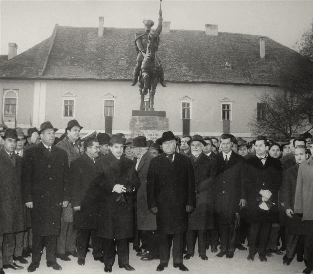 Nicolae Ceauşescu, Ion Gheorghe Maurer, Ion Iliescu, Ştefan Voitec, George Homoştean şi alţi lideri comunişti în faţa statuii lui Mihai Viteazul (28 noiembrie 1968).
